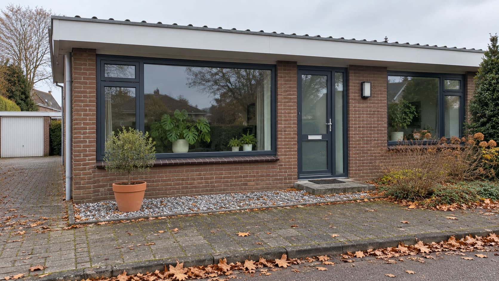 Na: dezelfde gevel met nieuwe antraciet aluminium kozijnen met slanke profielen