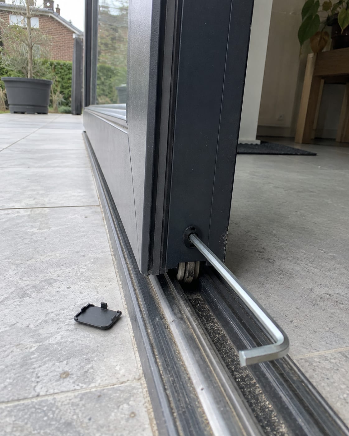 Het schuivende deel van een nieuwe schuifpui wordt afgesteld met een inbussleutel